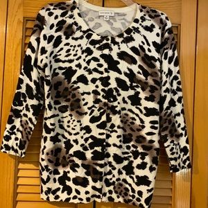 Light animal print 3/4 sleeve sweater size M